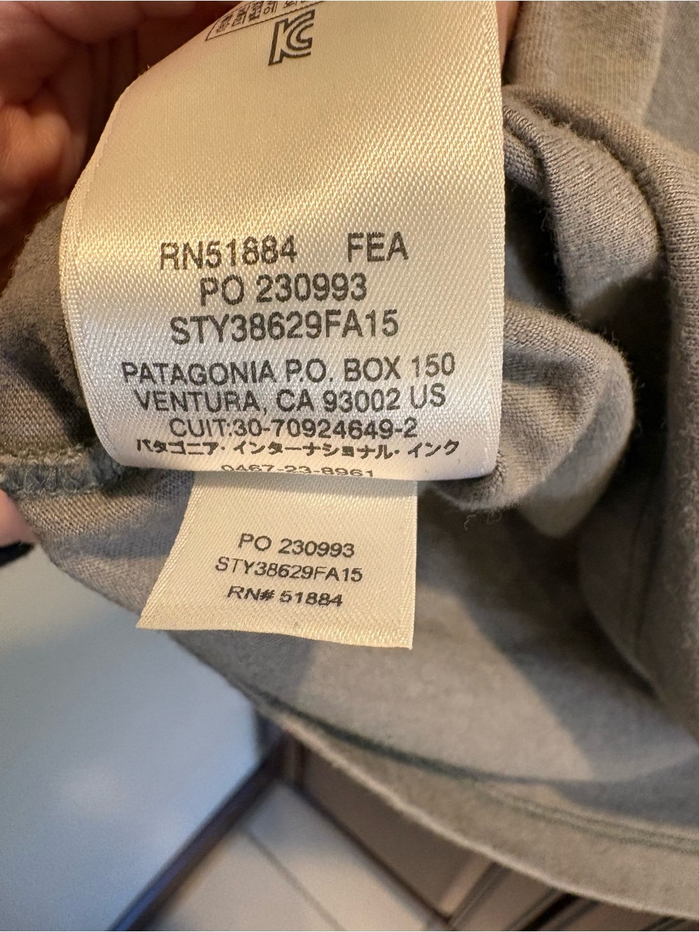 Patagonia Light Gray Graphic V-Neck Crew Tee with Sunset Mountain Print - M - Picture 6 of 7